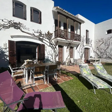 Villa - Playa - De 3 Con Terraza Y Jardin Estepona